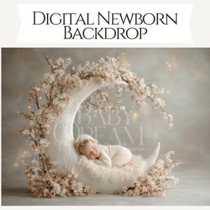 Könnte beinhalten: Digitaler Neugeborenen-Hintergrund mit einem schlafenden Baby in weißer Kleidung auf einer Halbmond-Requisite. Der Mond ist mit rosa Blüten und dem Text "DIGITAL NEWBORN BACKDROP" verziert.