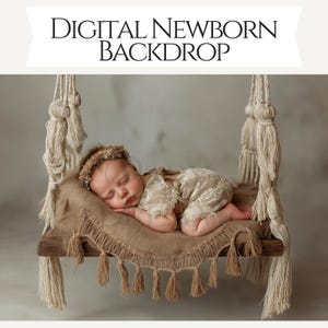 Op de afbeelding: Een slapende pasgeboren baby met een bloemenkrans en kanten outfit, rustend op een kussen met franjes op een houten schommel. De schommel hangt aan dikke, geweven touwen. De tekst "DIGITAL NEWBORN BACKDROP" staat bovenaan.