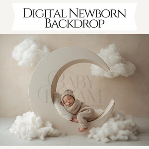 以下が含まれることがあります： ベージュの衣装と帽子を身に着けた眠っている新生児が、白い三日月型の小道具の上にいます。月はふわふわの白い雲に囲まれ、夢のようなシーンを作り出しています。「DIGITAL NEWBORN BACKDROP」というテキストが上部にあります。