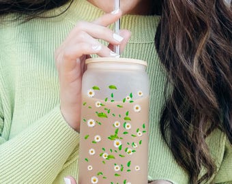 Daisy Glass Tumbler, Floral Iced Coffee Glass Cup, Cottage Core Reusable Can Glass, Nature Lover Eco Friendly Cup Gift, Bamboo Lid Tumbler
