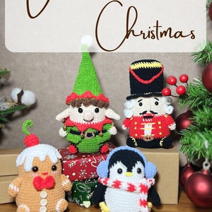 Könnte beinhalten: Eine Sammlung von vier handgefertigten gehäkelten Weihnachtsschmuckstücken: ein Elf, ein Nussknacker, ein Lebkuchenmann und ein Pinguin. Die Ornamente sind in verschiedenen Farben gehalten, darunter Grün, Rot, Weiß und Schwarz. Der Text "Bundle 4 in 1 Christmas" ist enthalten.