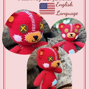 Può includere: Orso rosso all'uncinetto con dettagli cuciti, viso bianco, arancione e marrone e toppa blu. L'orso ha occhi e orecchie con punti a croce gialli. L'immagine include il testo "RED BEAR" e "Pattern by 2BoyCrochet English Language".