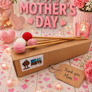 Puede incluir: Un juego de regalo para el Día de la Madre. Una caja de cartón con una pegatina "Real Nuts Back Scratchers" contiene rascadores con cabezas de ganchillo rosas, blancas y rojas. La imagen incluye el texto "Happy Mother's Day" y una etiqueta que dice "Thank you, Mom."