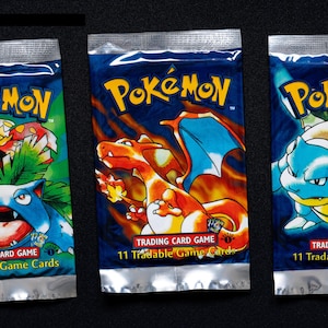 Pokémon Base Set 1999 | Jungle | Fossil – 1:a upplagan Engelskt Proxy Booster Pack – Blastoise, Charizard, Venusaur & Scyther