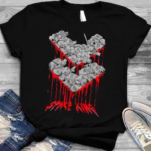 Op de afbeelding: Zwart T-shirt met een grafisch ontwerp. Het ontwerp toont een hartvormige opstelling van grijze objecten, een rood druipend bloedeffect en de tekst "SPARE KINGS" in het rood. Het shirt is gemaakt van zacht materiaal.