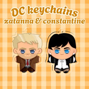 Könnte beinhalten: Zwei Acryl-Schlüsselanhänger mit Chibi-Illustrationen der DC-Charaktere Zatanna und Constantine. Der Text "DC keychains zatanna & constantine" steht über den Figuren, die vor einem hellorangen, karierten Hintergrund abgebildet sind.