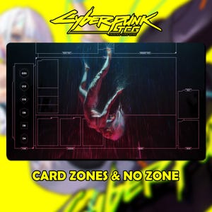 Pode incluir: Um tapete de jogo retangular para o Cyberpunk TCG com uma ilustração escura e atmosférica de uma figura flutuando na água. A superfície inclui zonas delineadas em branco para cartas, contadores de dados de D4 a D20 e etiquetas.