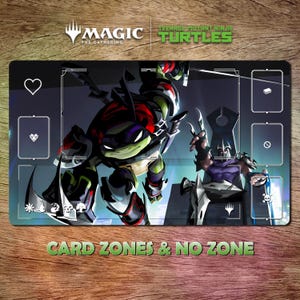 Puede incluir: Una alfombrilla de juego rectangular con la marca Teenage Mutant Ninja Turtles y Magic: The Gathering. El diseño incluye una ilustración dinámica de una tortuga y Shredder, con zonas de cartas y el texto "CARD ZONES & NO ZONE".