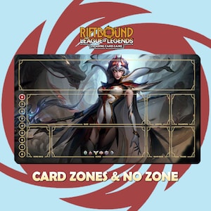Peut inclure: Tapis de jeu noir et gris Riftbound League of Legends. Le tapis présente une illustration détaillée d'un personnage féminin aux cheveux blancs et une tenue rouge et blanche. Le tapis comporte des zones pour les cartes et le texte "CARD ZONES & NO ZONE".