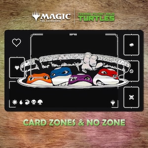 Puede incluir: Alfombrilla de juego negra con las Tortugas Ninja. La alfombrilla tiene un contorno blanco con zonas de cartas y una zona sin zona. Los logotipos de Magic: The Gathering y Teenage Mutant Ninja Turtles están en la parte superior.