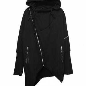 K&ouml;nnte beinhalten: Schwarze Kapuzenjacke mit asymmetrischem Design. Die Jacke hat einen diagonalen Rei&szlig;verschluss, lange &Auml;rmel und mehrere Rei&szlig;verschlusstaschen. Die Kapuze ist befestigt, und der Gesamtstil ist modern und kantig.