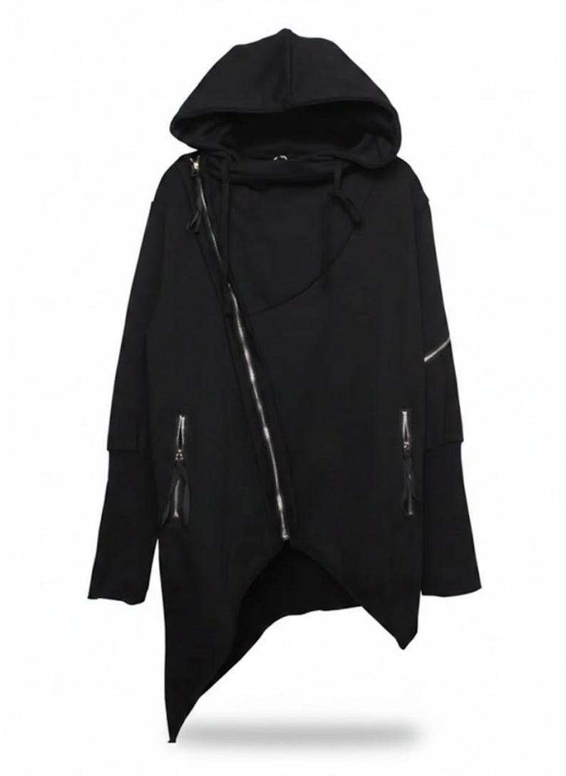 K&ouml;nnte beinhalten: Schwarze Kapuzenjacke mit asymmetrischem Design. Die Jacke hat einen diagonalen Rei&szlig;verschluss, lange &Auml;rmel und mehrere Rei&szlig;verschlusstaschen. Die Kapuze ist befestigt, und der Gesamtstil ist modern und kantig.