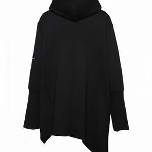 K&ouml;nnte beinhalten: Schwarzer Kapuzenpullover mit einzigartigem asymmetrischen Saum. Das lang&auml;rmlige Oberteil hat eine gro&szlig;e Kapuze und ein minimalistisches Design. Die &Auml;rmel haben gerippte B&uuml;ndchen. Das Kleidungsst&uuml;ck ist aus einem weichen, blickdichten Stoff gefertigt.