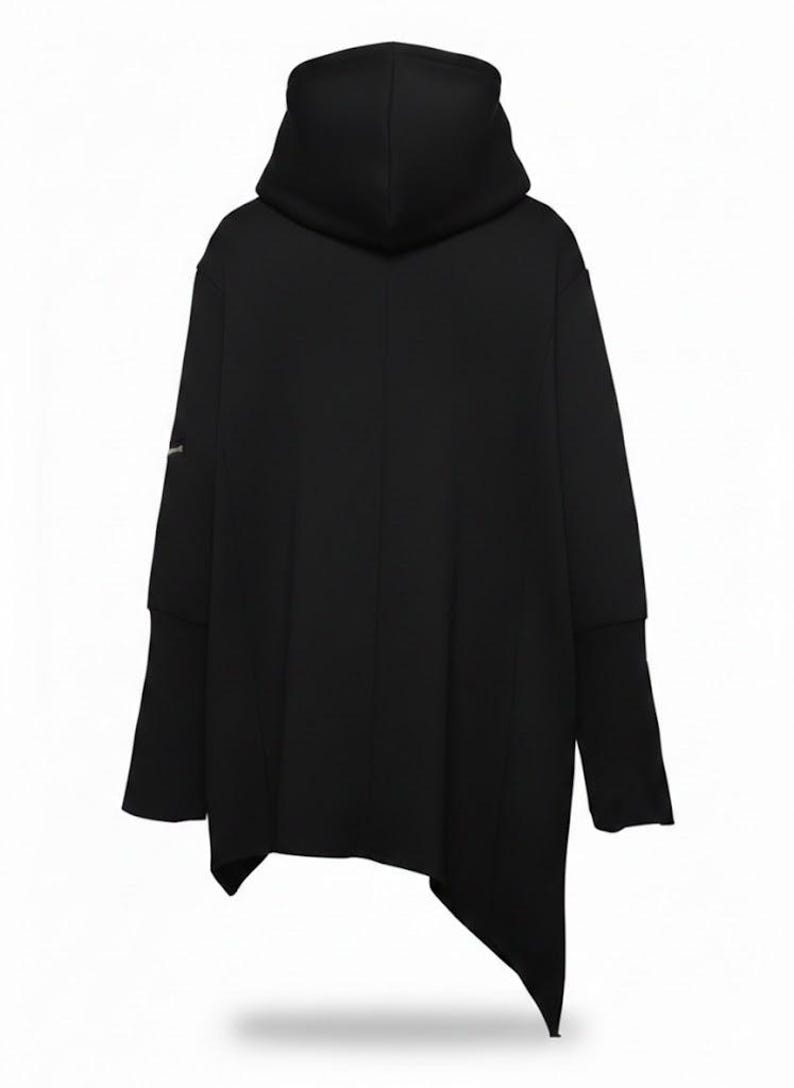 K&ouml;nnte beinhalten: Schwarzer Kapuzenpullover mit einzigartigem asymmetrischen Saum. Das lang&auml;rmlige Oberteil hat eine gro&szlig;e Kapuze und ein minimalistisches Design. Die &Auml;rmel haben gerippte B&uuml;ndchen. Das Kleidungsst&uuml;ck ist aus einem weichen, blickdichten Stoff gefertigt.
