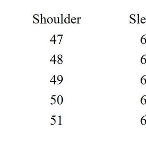 K&ouml;nnte beinhalten: Eine Gr&ouml;&szlig;entabelle f&uuml;r Kleidung mit Ma&szlig;en in Zentimetern. Die Tabelle umfasst die Gr&ouml;&szlig;en S, M, L, XL und XXL, mit entsprechenden Schulter-, &Auml;rmel-, Brust- und L&auml;ngenma&szlig;en. Der Text ist schwarz auf hellem Hintergrund.