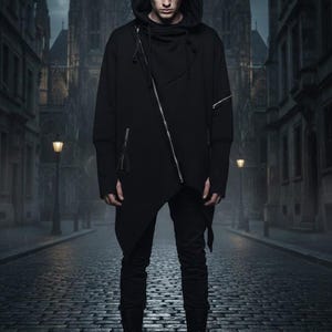 K&ouml;nnte beinhalten: Schwarze Kapuzenjacke mit asymmetrischem Rei&szlig;verschluss, schwarze Hose und Stiefel. Die Jacke hat einen drapierten Ausschnitt und lange &Auml;rmel. Das Outfit befindet sich auf einer Kopfsteinpflasterstra&szlig;e mit einem gotischen Geb&auml;ude im Hintergrund.