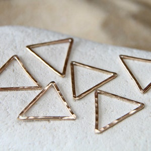 14 karat guldfyllt triangulärt geometriskt kontakthänge