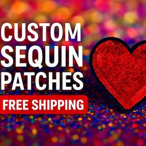 Op de afbeelding: Een rode pailletten hartvormige patch met een zwarte rand. De afbeelding bevat ook de witte tekst "CUSTOM SEQUIN PATCHES" en een rode banner met de tekst "FREE SHIPPING". De achtergrond is een kleurrijk, glinsterend oppervlak.