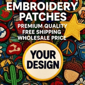 Może przedstawiać: Kolekcja kolorowych, niestandardowych naszywek haftowanych z różnymi wzorami, w tym kaktusem, grzybem i gwiazdą. Naszywki są wyświetlane z tekstem "CUSTOM EMBROIDERY PATCHES" i "YOUR DESIGN".