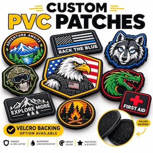 Op de afbeelding: Een collectie aangepaste PVC-patches met diverse ontwerpen, waaronder een berglandschap met de tekst ADVENTURE AWAITS, een vlag met BACK THE BLUE, een wolf, een schedel in tactische uitrusting, een adelaar, een draak en een FIRST AID-patch.