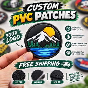 Könnte beinhalten: Ein runder, individueller PVC-Aufnäher mit einer Grafik aus weißen, schneebedeckten Bergen, einer gelben Sonne, grünen Tannen und einem blauen See. Der Aufnäher zeigt ein 3D-Design mit Texten wie CUSTOM PVC PATCHES, YOUR LOGO, DURABLE, WATERPROOF, VIBRANT COLORS, PREMIUM PVC, FREE SHIPPING, VELCRO, IRON ON, SEW ON und MULTIPLE BACKING OPTIONS.