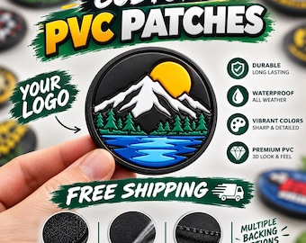 Könnte beinhalten: Ein runder, individueller PVC-Aufnäher mit einer Grafik aus weißen, schneebedeckten Bergen, einer gelben Sonne, grünen Tannen und einem blauen See. Der Aufnäher zeigt ein 3D-Design mit Texten wie CUSTOM PVC PATCHES, YOUR LOGO, DURABLE, WATERPROOF, VIBRANT COLORS, PREMIUM PVC, FREE SHIPPING, VELCRO, IRON ON, SEW ON und MULTIPLE BACKING OPTIONS.