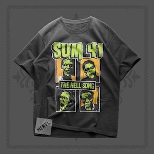 Könnte beinhalten: Dunkelgraues T-Shirt mit dem Bandnamen "SUM 41" in grünen Blockbuchstaben über vier Bildern von Bandmitgliedern. Der Text "THE HELL SONG" befindet sich unter den Bildern. Das T-Shirt hat einen Rundhalsausschnitt und kurze Ärmel.