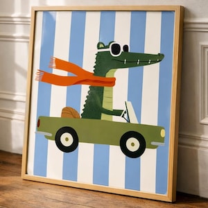 Puede incluir: Una impresión artística enmarcada que presenta un cocodrilo de dibujos animados conduciendo un descapotable verde. El cocodrilo lleva gafas de sol y una bufanda naranja sobre un fondo de rayas azules y blancas. La obra de arte está en un marco de madera.