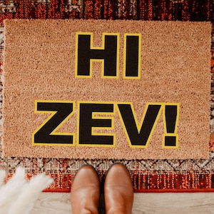 Hola ZEV, felpudo inspirado en Carl de Dungeon Crawler, decoración para fans de LitRPG.