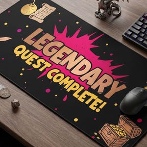 Może przedstawiać: Czarna prostokątna podkładka na biurko z napisem LEGENDARY QUEST COMPLETE dużymi złotymi literami na różowej gwiazdce. Projekt zawiera ilustracje złotej bomby, zwoju, dwóch skrzyżowanych mieczy, skrzyni ze skarbami oraz kolorowe kropki konfetti.