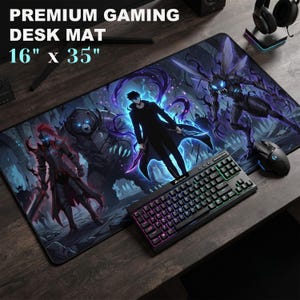 Op de afbeelding: Een rechthoekige gaming-bureaumat van 40,64 cm bij 88,9 cm, met een dark fantasy-illustratie van een centraal figuur in een zwarte jas, een grote beer, een ridder in rood harnas en een gevleugeld wezen tegen een blauw oplichtende achtergrond.