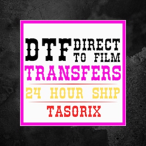 Peut inclure: Graphique carré avec une bordure rose sur fond gris texturé. Le texte indique "DTF DIRECT TO FILM TRANSFERS" en noir et rose, avec "24 HOUR SHIP" en jaune et "TASORIX" en rouge.