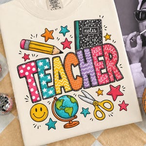 Buntes Design mit Lehrer-Doodles für Schulmaterialien, Cliparts als Geschenkidee für Pädagogen zum Schulanfang, Bleistift, Globus, Notizbuch, Sterne, Sublimations-T-Shirt (PNG)