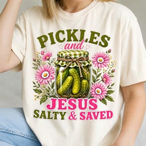 Citation chrétienne drôle de cornichons et de Jésus salé et enregistré, conception de Tshirt Clipart floral de pot de cornichon, sublimation de cadeau de femmes d'humour religieux PNG