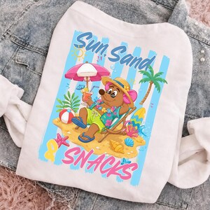 Solsand och snacks söt björnstrandsommar, tropisk semester tecknad djurclipart, rolig stranddag t-shirtdesign sublimering PNG