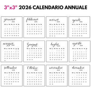 Puede incluir: Calendario anual 2026 de 7,6 cm x 7,6 cm. Cada mes se muestra en un cuadrado separado, con el nombre del mes en cursiva. El calendario está en italiano.