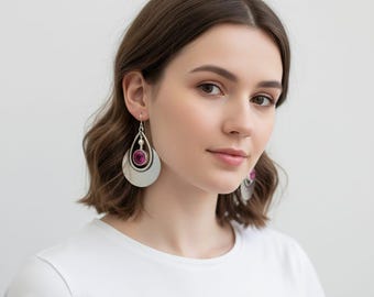 スターリングシルバーのルビーダングルイヤリング：ハンドメイドのティアドロップジュエリー