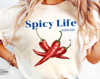 Camiseta Spicy Life – Camiseta con estampado de chile, camiseta divertida para amantes de la comida, atuendo casual para el día a día, regalo unisex con estética moderna.