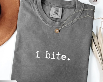 Camiseta "I bite" divertida y minimalista, camiseta gráfica sarcástica, top con actitud adorable, camiseta casual estética, regalo para un amigo.