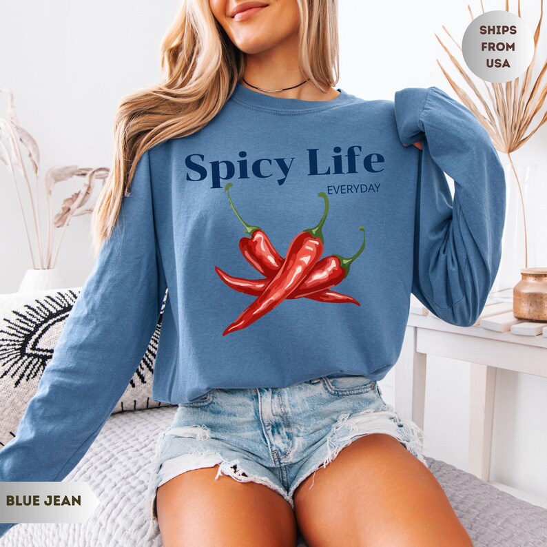 Spicy Life T-Shirt – Chili Pepper Graphic Tee, Funny Food Lover Shirt, Casual Everyday Outfit, Trendy Aesthetic Unisex Gift afbeelding 3