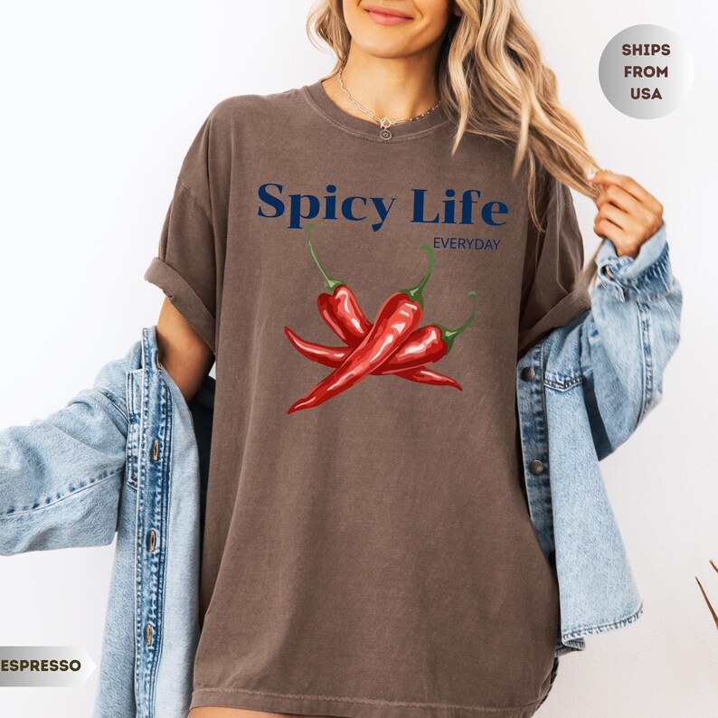 Spicy Life T-Shirt – Chili Pepper Graphic Tee, Funny Food Lover Shirt, Casual Everyday Outfit, Trendy Aesthetic Unisex Gift afbeelding 4