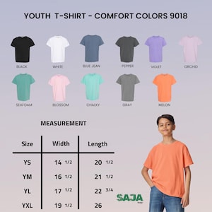 Op de afbeelding: Een jeugd-T-shirt in meloenkleur wordt getoond. De afbeelding toont T-shirts in verschillende kleuren: zwart, wit, blauwe spijkerbroek, peper, violet, orchidee, zeegroen, bloesem, krijtachtig en grijs. Afmetingen worden verstrekt.