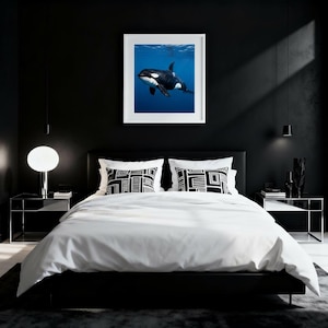 Può includere: Una stampa incorniciata di un'orca in bianco e nero che nuota nell'oceano blu, sopra un letto. La camera da letto ha un design moderno con un letto nero, biancheria da letto bianca e cuscini con motivi geometrici.