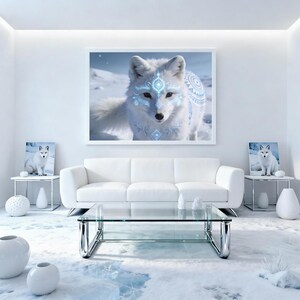Peut inclure: Un tableau encadré d'un renard blanc avec des marquages tribaux bleus est accroché au-dessus d'un canapé blanc. Deux petites impressions du renard sont posées sur des tables d'appoint blanches. La pièce a une table basse en verre et un décor blanc.