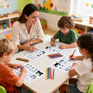 Peut inclure: Une scène de classe avec une enseignante et trois enfants autour d'une table. Ils colorient des feuilles de travail sur le thème des animaux avec des crayons de couleur. Les feuilles présentent des illustrations d'animaux et l'alphabet.