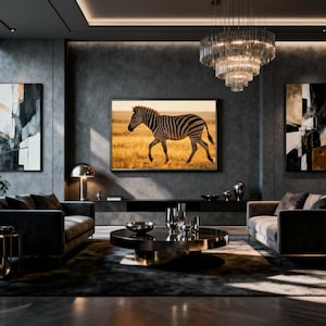 Peut inclure: Un salon moderne avec des murs gris foncé, deux canapés gris et une table basse noire. Une grande image encadrée d'un zèbre marchant dans un champ est accrochée au-dessus d'un meuble noir. Un lustre en cristal est suspendu au plafond.