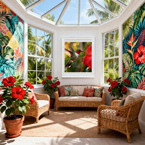 Peut inclure: Un salon d'hiver avec des meubles en osier, des hibiscus rouges en pot et du papier peint tropical. Une image encadrée d'un colibri se nourrissant d'une fleur rouge est accrochée au mur. La pièce a un plafond vitré et de grandes fenêtres.