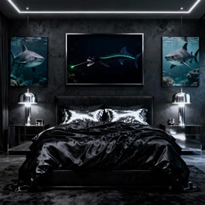 Peut inclure: Chambre moderne avec lit noir, literie noire et deux lampes argentées sur les tables de chevet. Trois œuvres encadrées ornent les murs : deux requins et un poisson lumineux. L'ambiance générale est sombre et élégante.