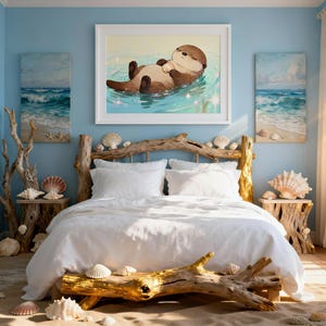Peut inclure: Une chambre sur le thème côtier. Le lit est doté d'une tête et d'un pied de lit en bois flotté, recouvert de linge blanc. Des coquillages sont éparpillés. Des œuvres d'art d'une loutre et de scènes océaniques ornent les murs.