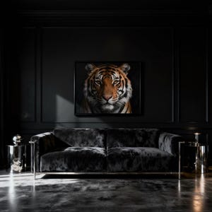 Peut inclure: Un canapé en velours noir avec un cadre argenté est placé devant un mur noir. Au-dessus du canapé, un portrait encadré d'un tigre avec des rayures orange et noires. Deux tables d'appoint argentées sont de chaque côté du canapé.
